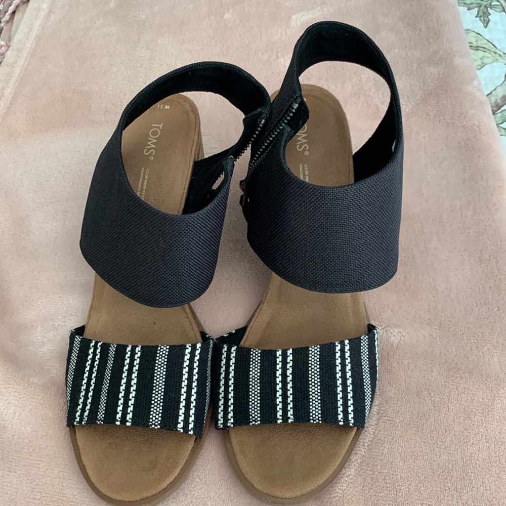 NEW - TOMS Majorca Cut Out Sandals - Black/White Size 11